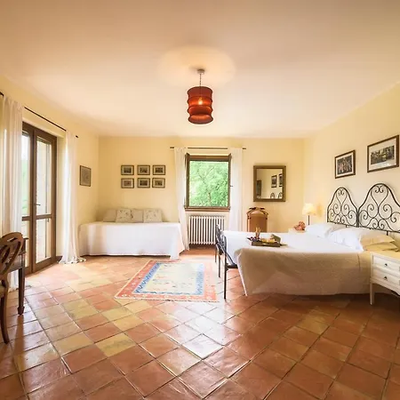 Villa Pianarina 10&2, Emma Montegabbione
